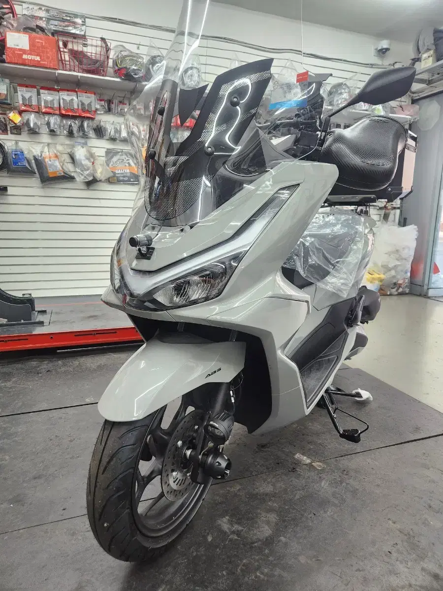 25년식 PCX125 ABS 풀옵션 판매합니다.